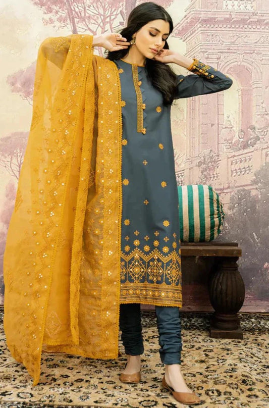 Pakistani model in lawn and cambric fabric suit